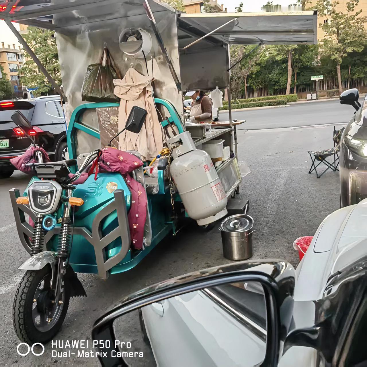 鹤壁小区门口太气人！摆摊占车位挡路，车主急赶高速死活不挪……河南鹤壁博金韩