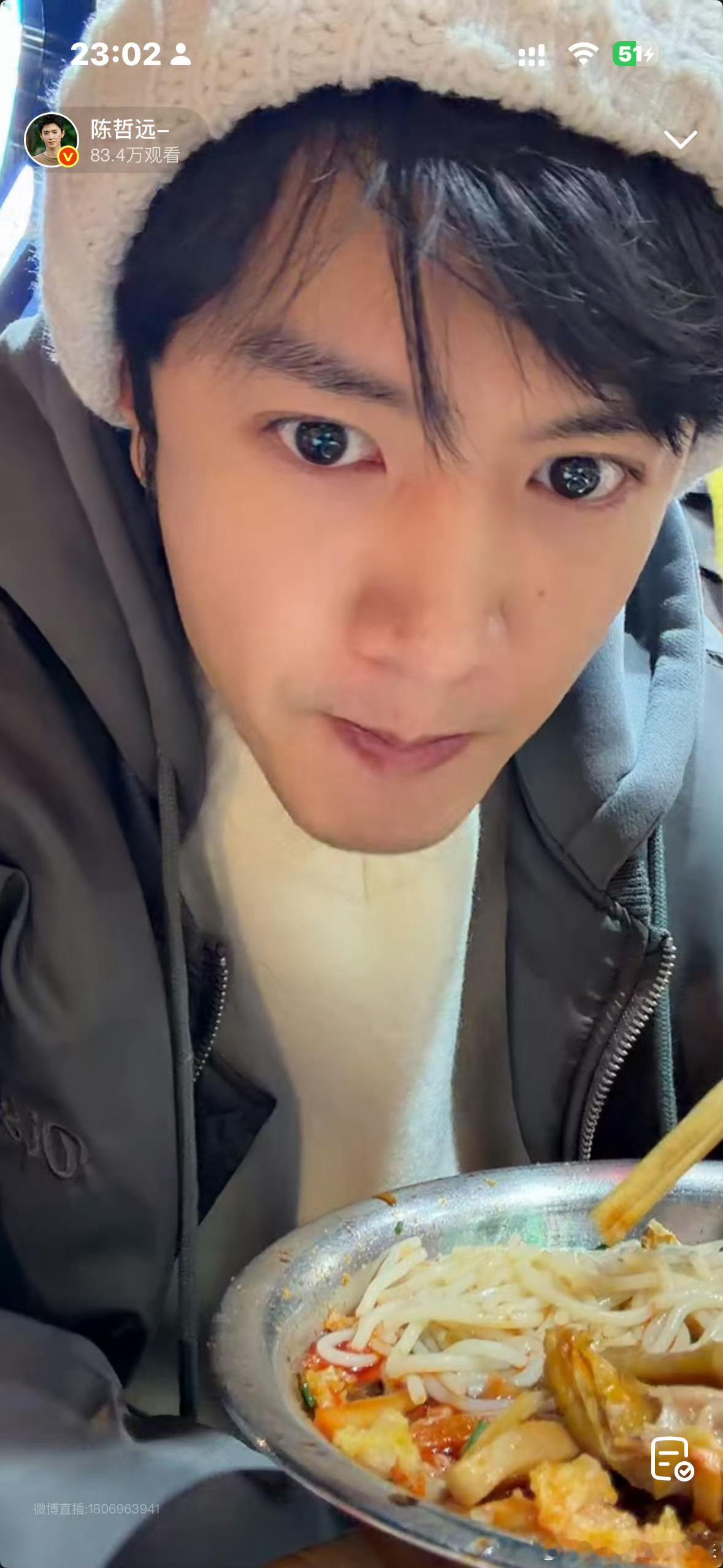 诶呀，陈哲远居然吃上螺蛳粉了。之前他认识檀健次之前明明害怕吃螺蛳粉的檀健次有多爱