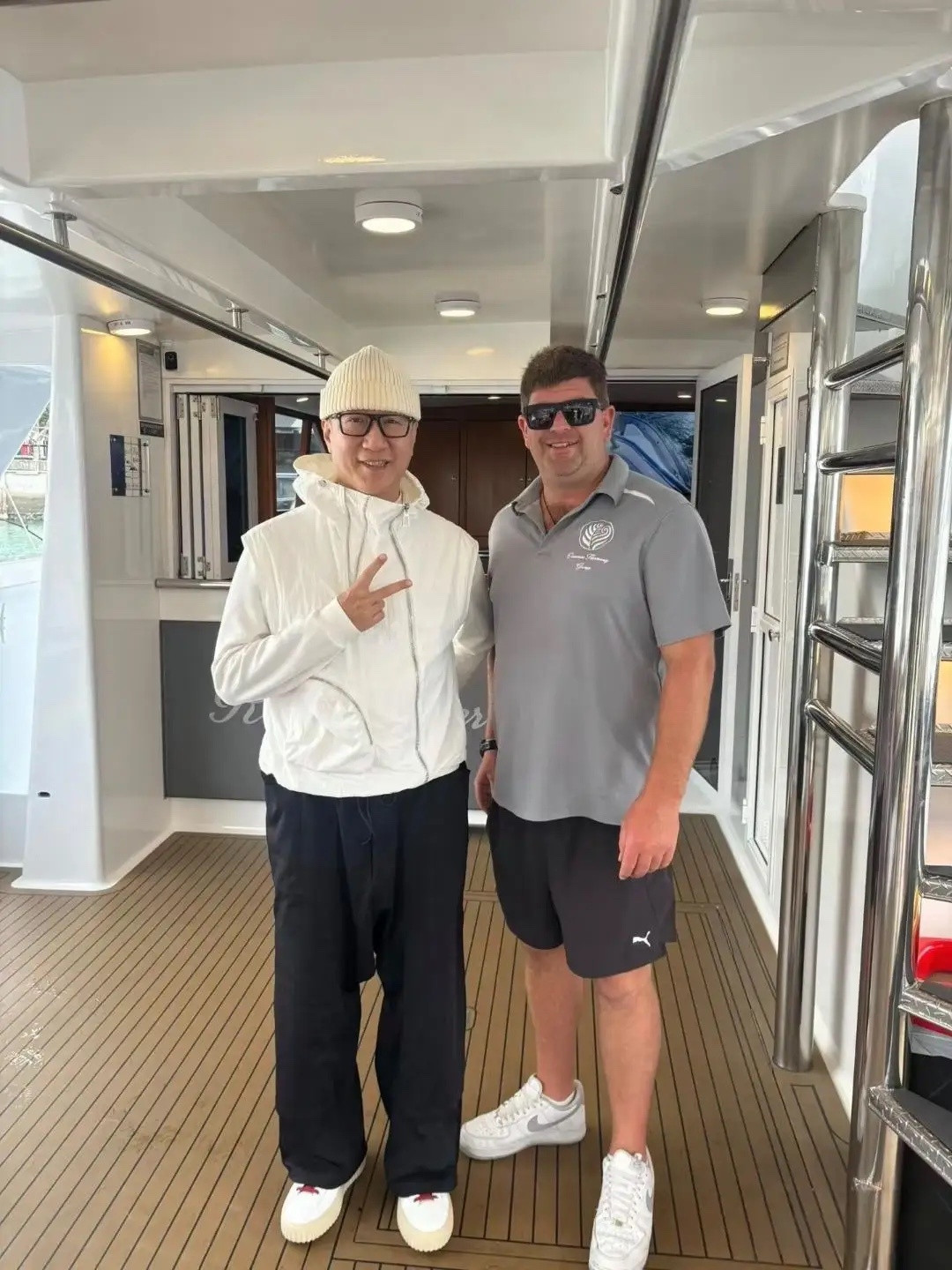 孙红雷在新西兰坐船出海钓鱼，他的穿衣打扮时尚有型，戴着大墨镜，看起来好有钱啊！富