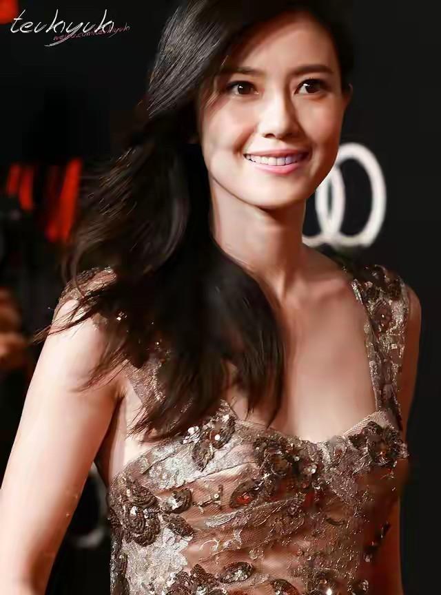 曾经的女神也老了，这种优雅的变老好迷人，从她的皮肤状态和五官可以看出是自然的美，
