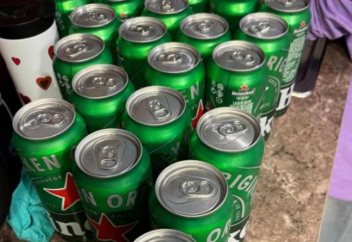 上周末大扫除，翻出两罐过期半年的啤酒，我拎起来就要往水池倒。邻居王姐一把拦住：别