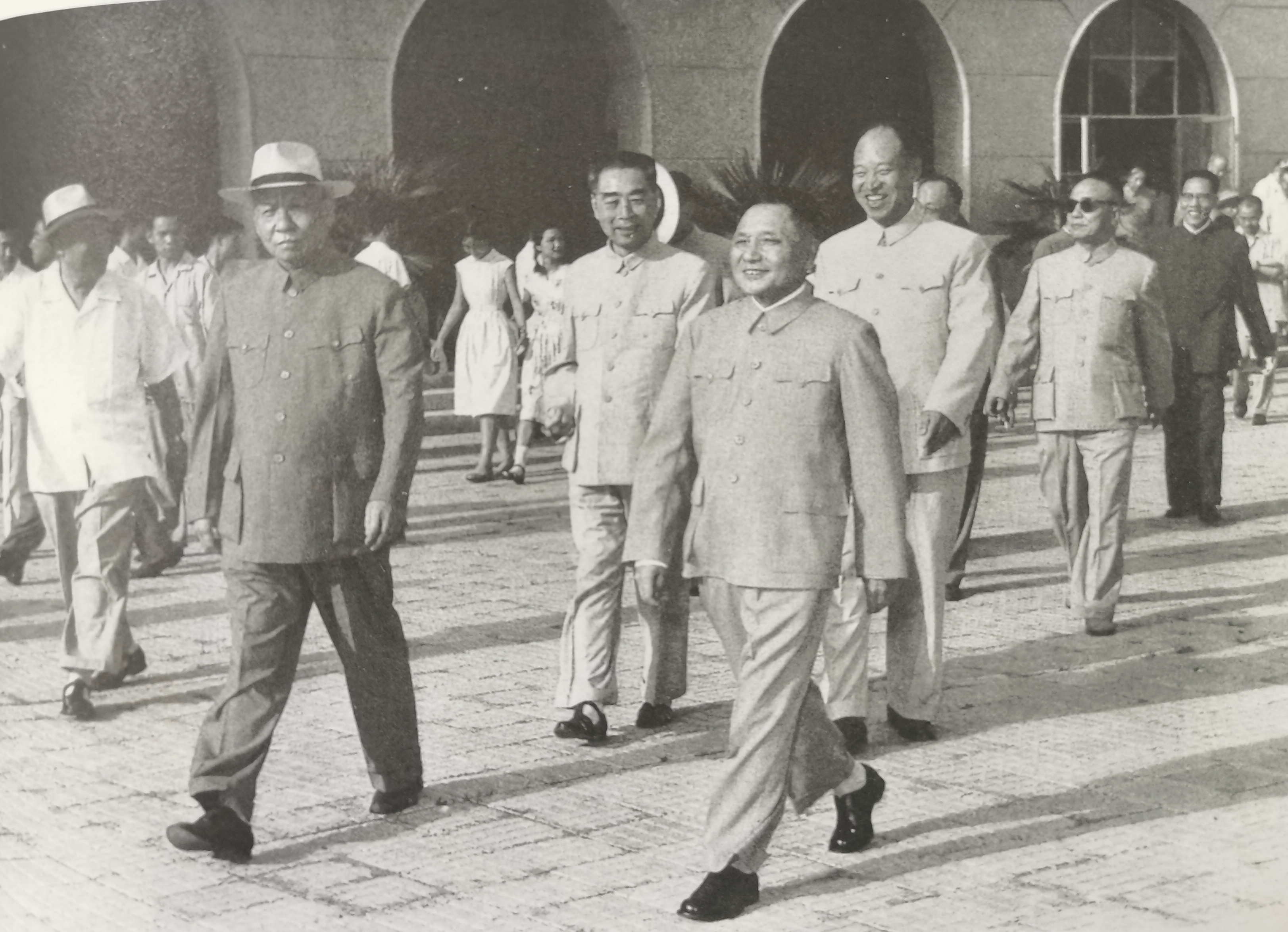 这是1963年7月，邓小平率团访问苏联，此行他去是谈判的，责任重大，使命重大。为