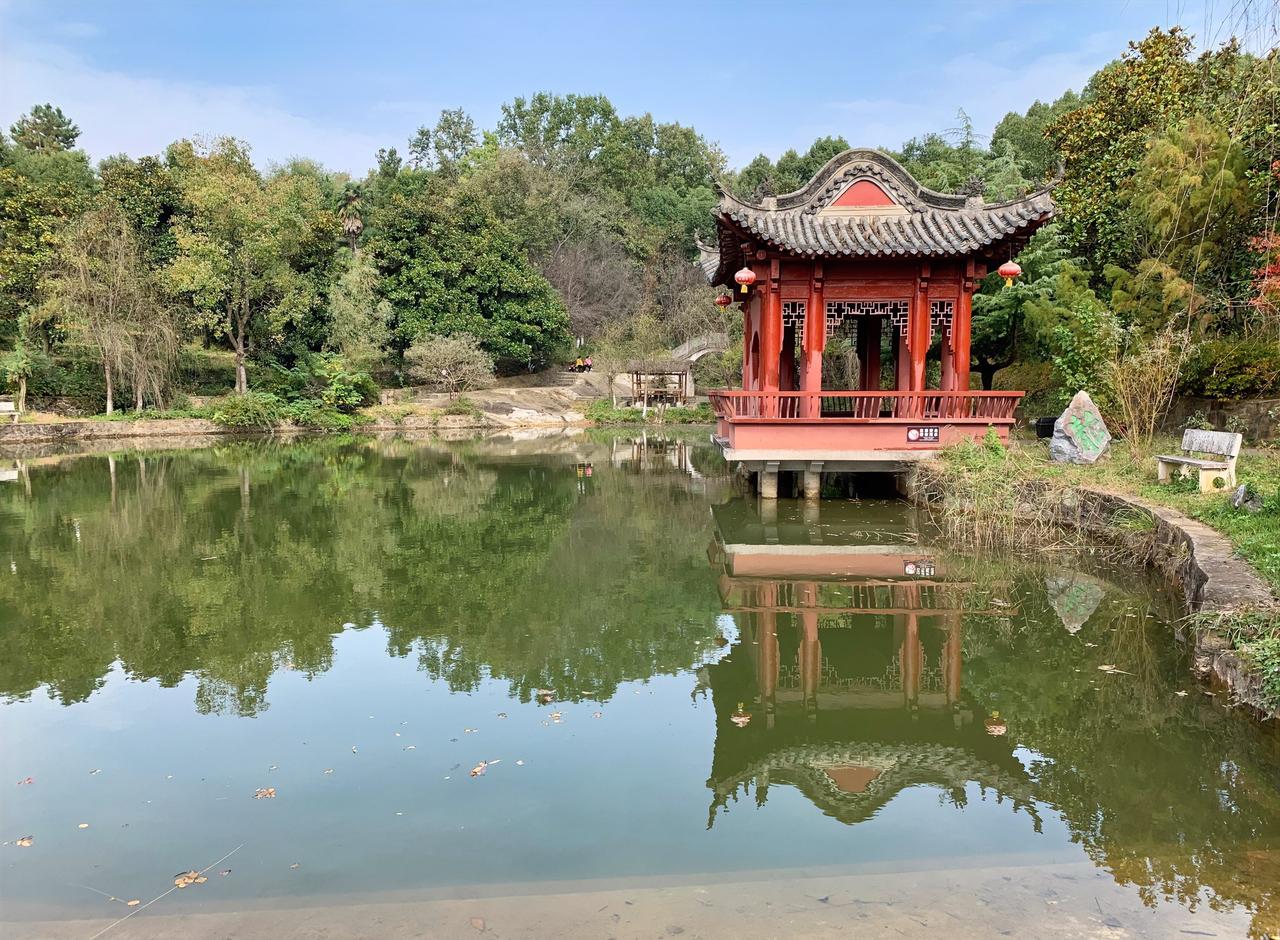再好的风景，选错同行的人，旅途都会是煎熬。我们当地有座白水寺，我前后去过很多