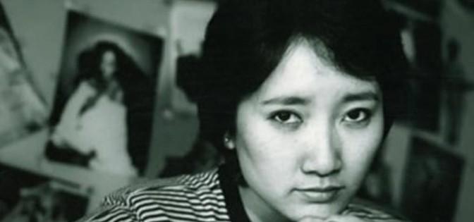 1998年一夜，王刚借着酒劲走进成方圆的房间，向她又一次提出要求，没想到