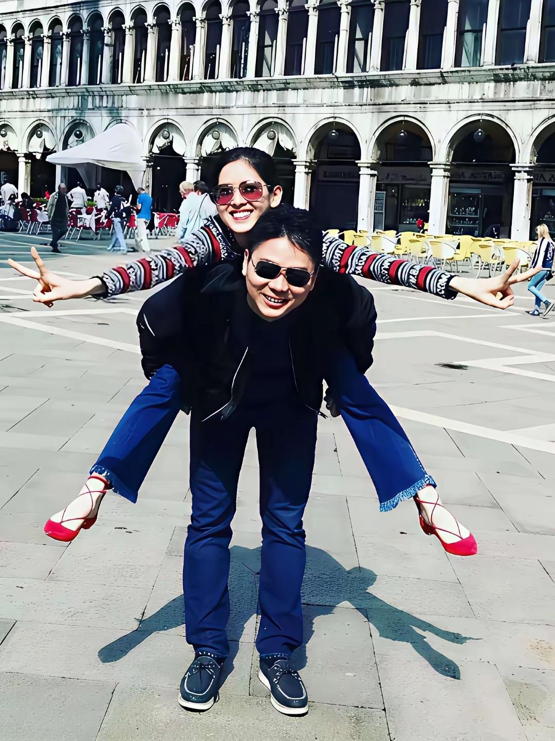 这会的刘强东刚刚三十八岁，章泽天才十八岁，两个人刚认识不久！合照真的好有爱啊！