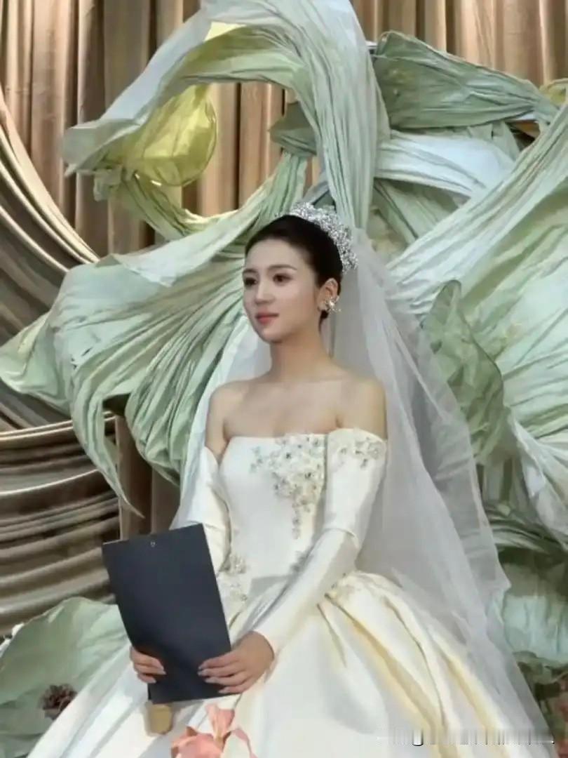 山东某地一场婚礼上，新娘子长得太漂亮了，浅浅一笑眼波流转，连现场的摄影师都看得有