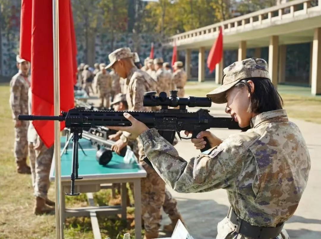 手持191英姿煞爽的军校女学员