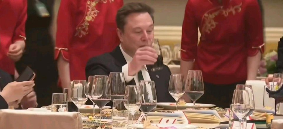 这些服务员穿的是不是…