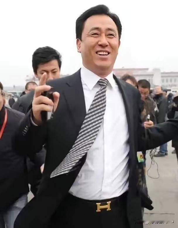 我有个做建材生意的亲戚，前两年被恒大拖欠了几千万款，天天愁得睡不着觉。他跟我说，