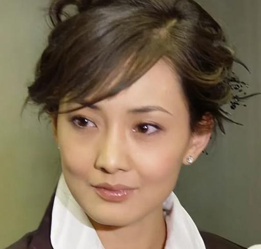 2007年牛莉生下女儿后，因琐事和老公刘亚东吵得面红耳赤。她怒吼："你大我八岁，
