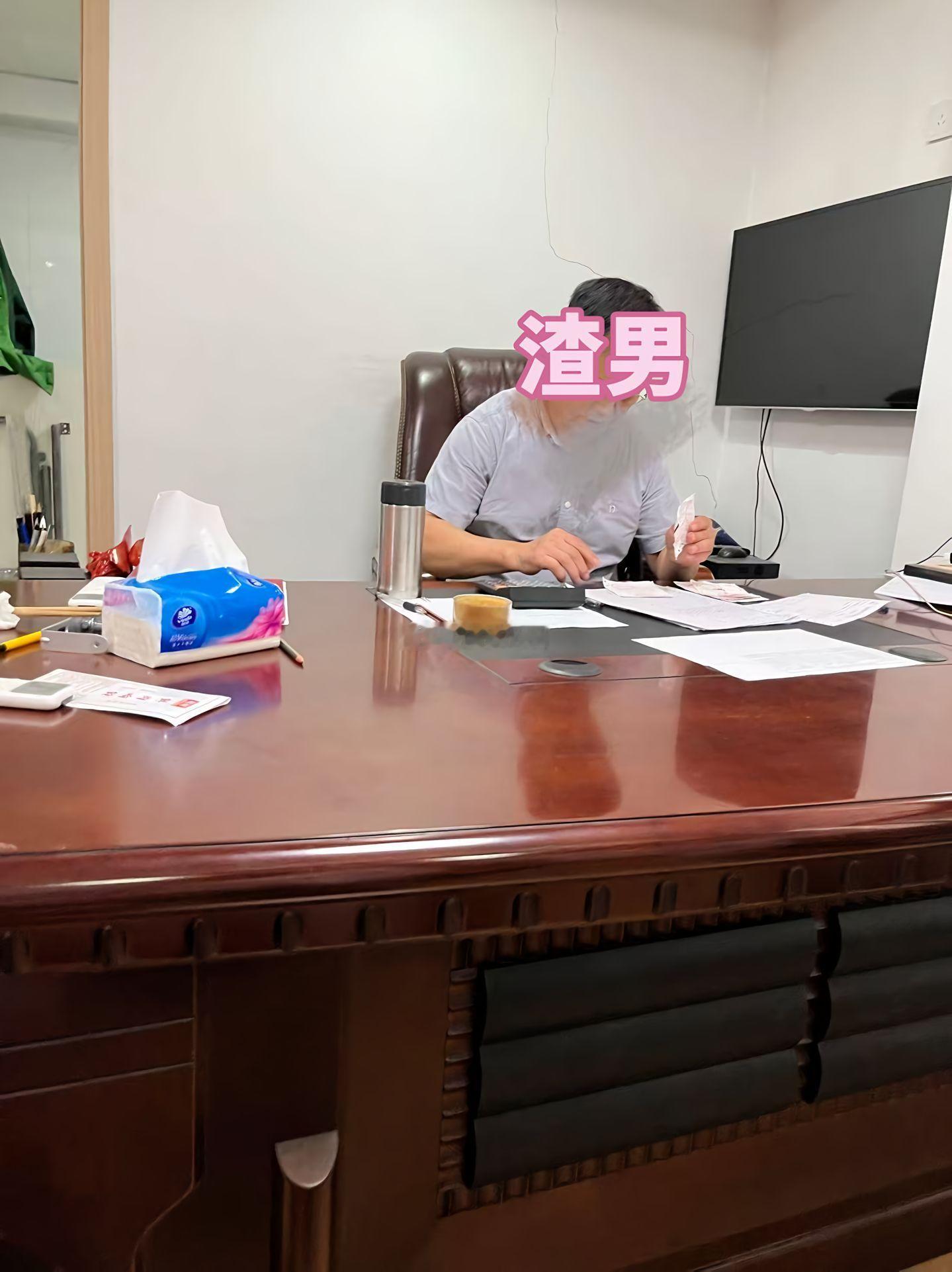 网友爆料，我跟一个比我大30岁的男人在一起，生了一个女儿5岁了，今年发现了他外面