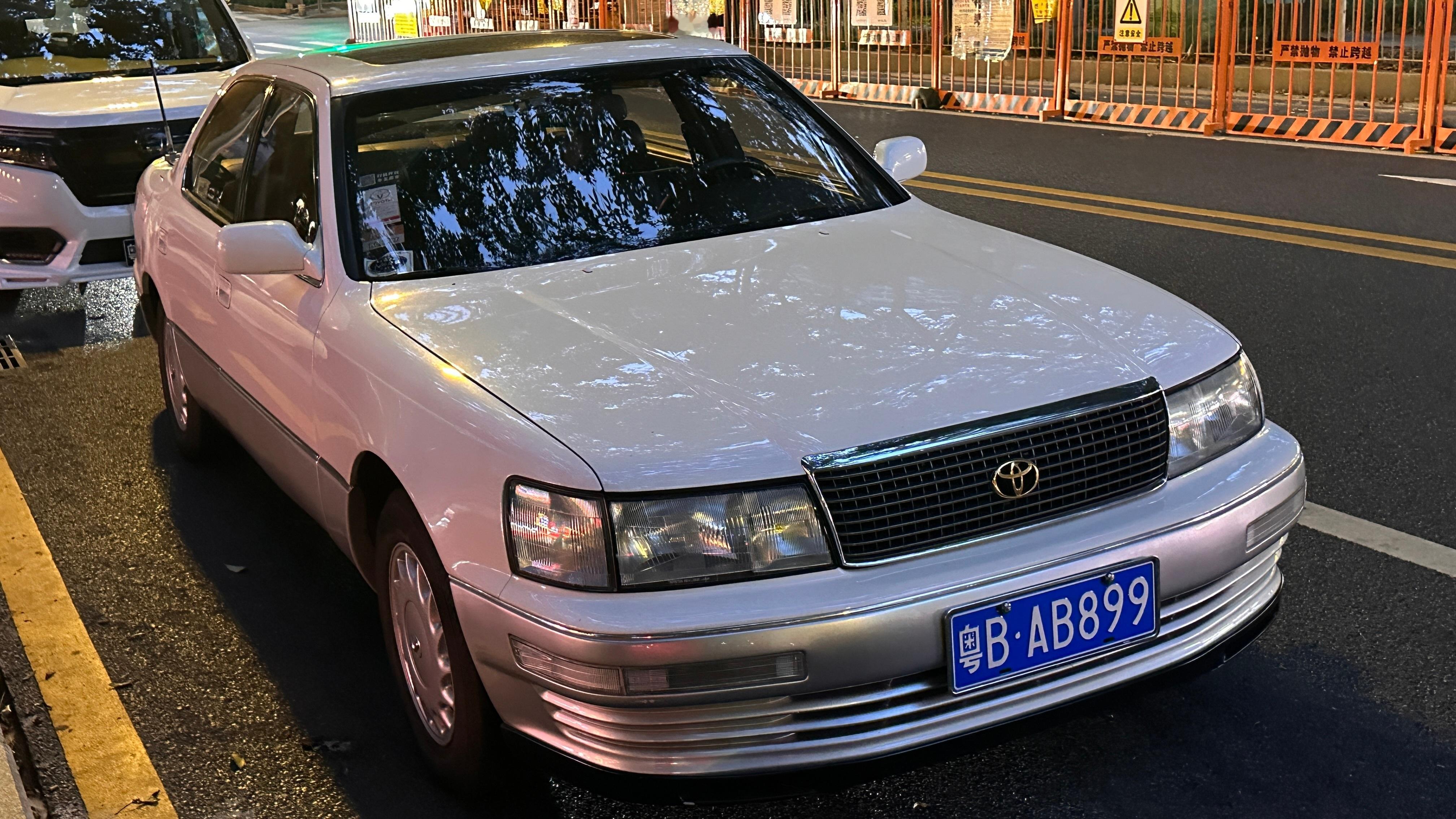 从车牌到车标，这台丰田凌志都有故事。街拍豪车​​​