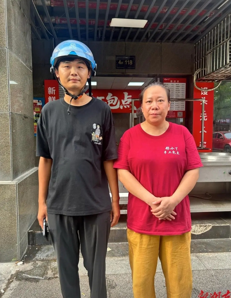 湖南，女子在冷库取货时，看见冷库门开着，顶上在解冻滴水，就把门关了，等她准备出来