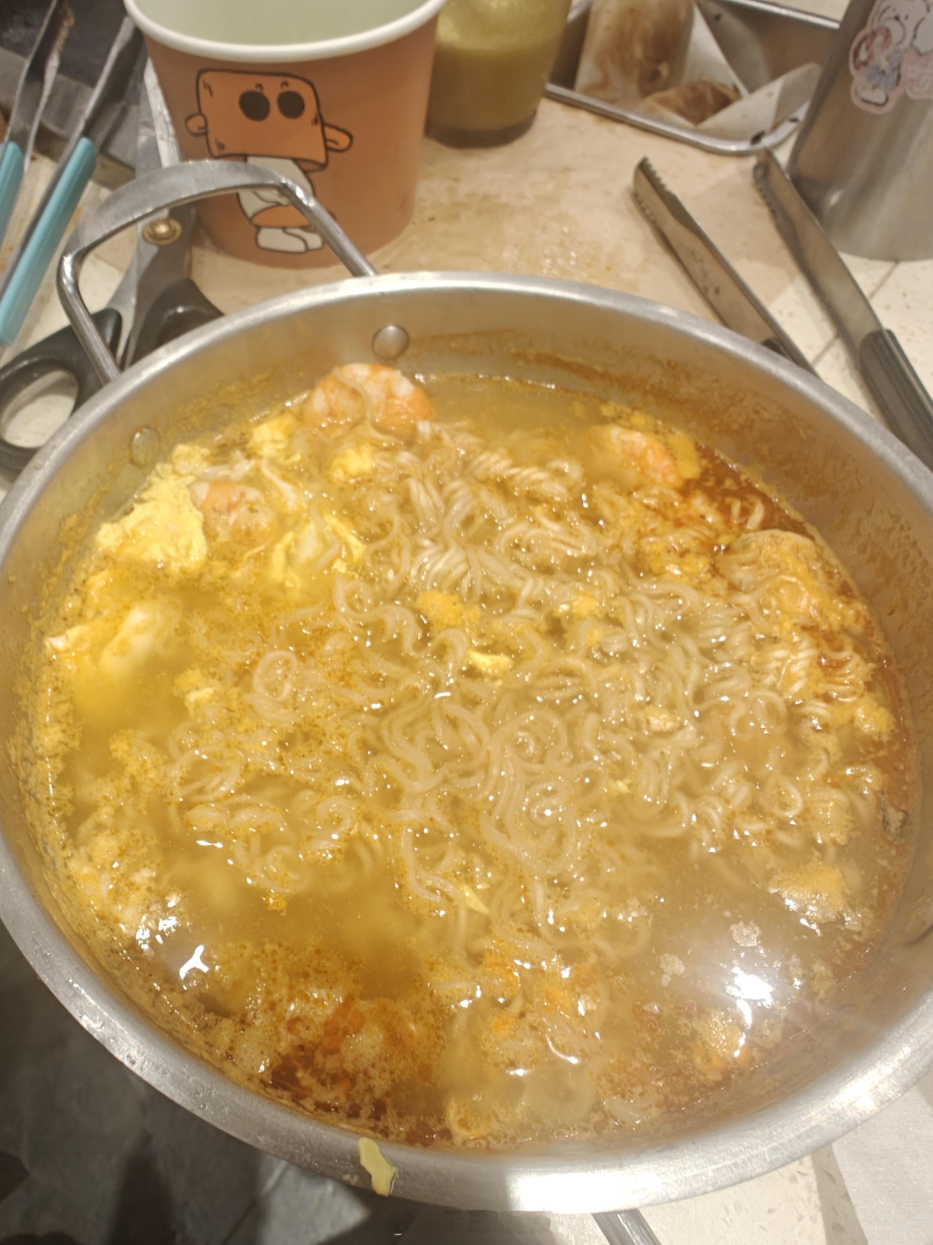 炙烤之后的大虾，剥到海鲜面里一起炖煮，最后打一个鸡蛋，直接香爆了，我简直就是老吃