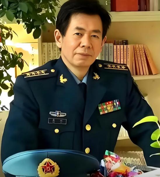 国防大学教授戴旭大校在谈到要不要先开第一枪时表示：中国不能再沉迷于和平幻想，外部