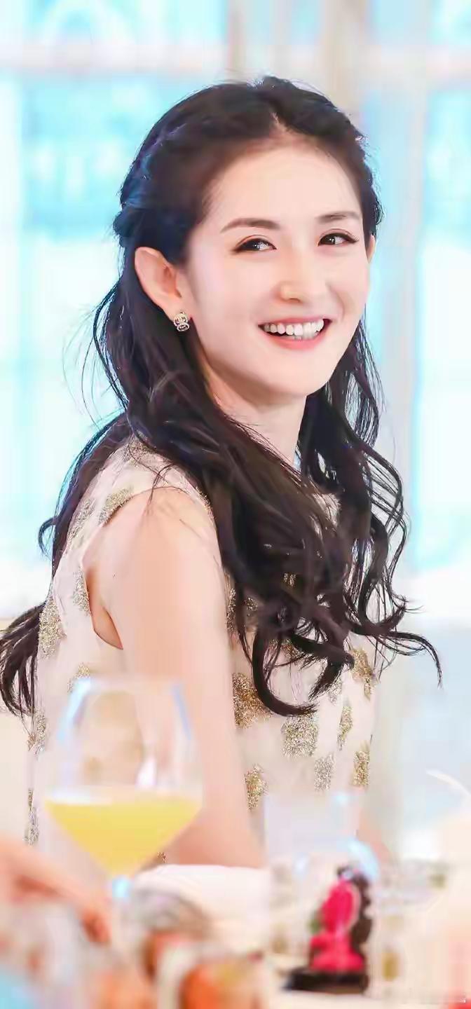 1.陈导的前妻，有现任老公和孩子，但是公开资料显示她是单身离异。2.天后摄影师真