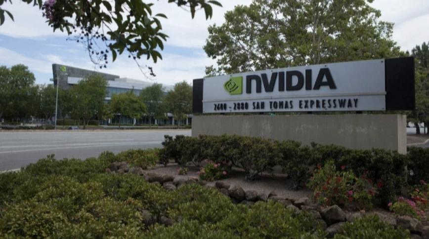 英伟达控制约80%的AI处理器市场，这就像一家店占了菜市场的八成摊位，现在两大买