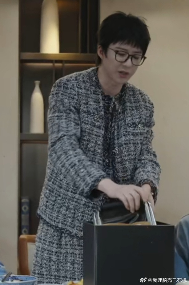 刘宇宁开始推理吧4直播造型刘宇宁粗麻小香狗啃刘海刘宇宁开始推理吧4直播造型，刘