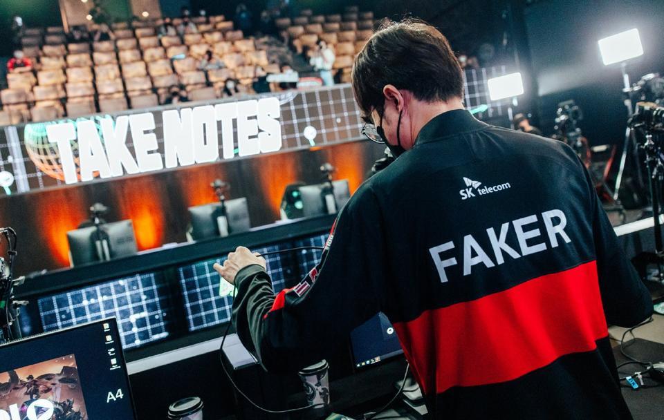 Faker：最近没有坚持睡前不玩手机最近，电竞界的传奇人物Faker在论坛上与