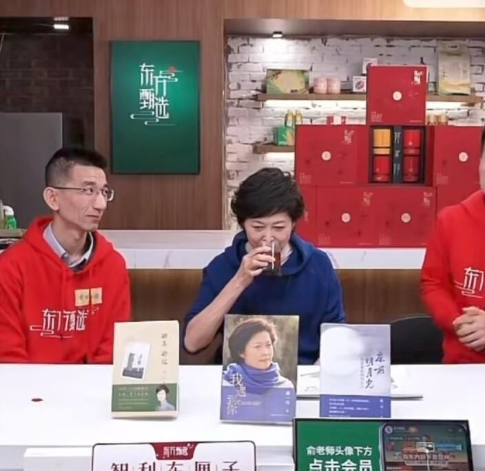 敬一丹走了，那个在东方甄选直播间笑得直拍桌子、让小孙眼神刀人、把董宇辉半张脸笑没了的老太太，真的走了
