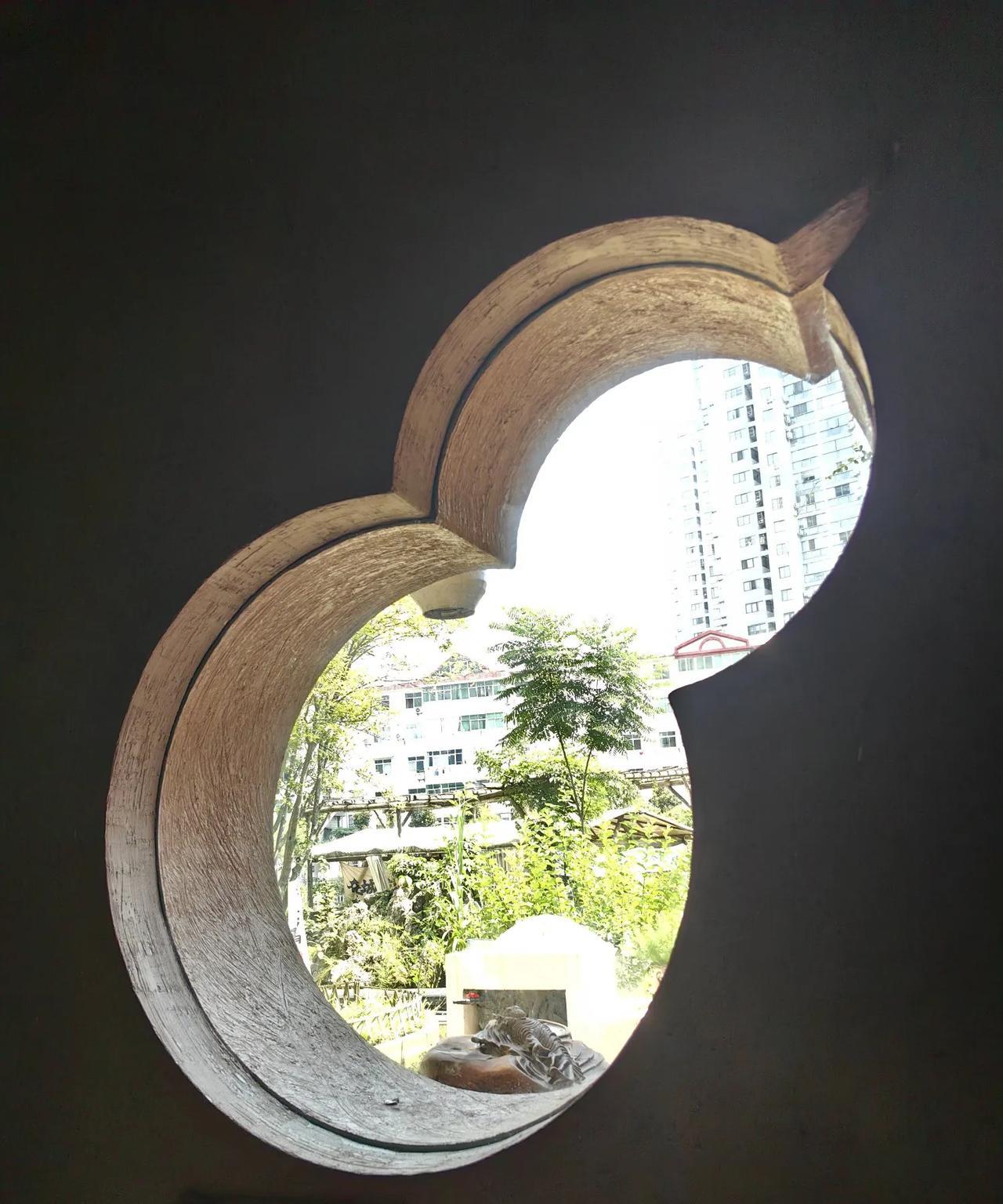 今天认识了一对退休教授夫妻。是我们本地大专院校退休的，夫妻俩退休金不低，天天游山