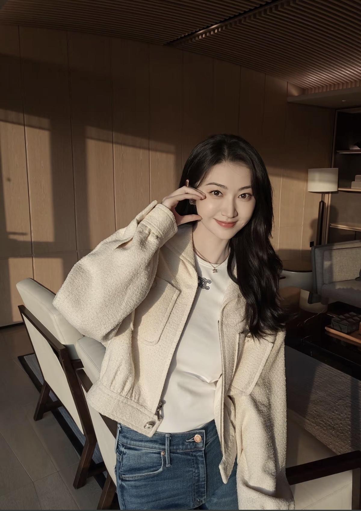  阳光把云朵揉成棉花糖，街角的花悄悄开了，连空气里都飘着甜甜的细碎美好✨娱乐明星