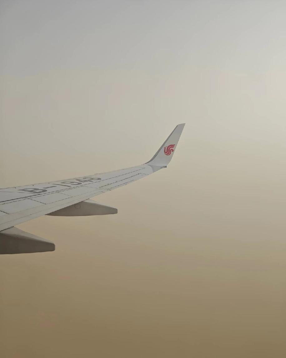 沙尘暴天坐飞机也太可怕了！乌鲁木齐飞北京，从看不到天山山脉开始，往下望全是黄黄的