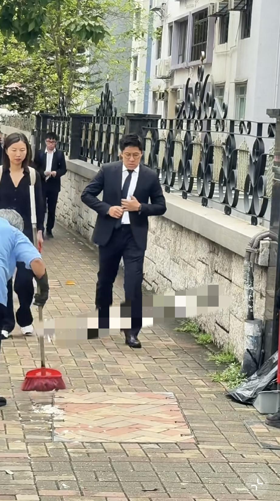 7月4日，霍启刚参加钟景辉的葬礼，跟往日不一样，走路踉踉跄跄神情恍惚，看来他真是