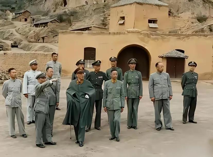 这是蒋介石视察延安的照片，穿着风衣，旁边站着一堆军官，那时候他还志得意满，自以为