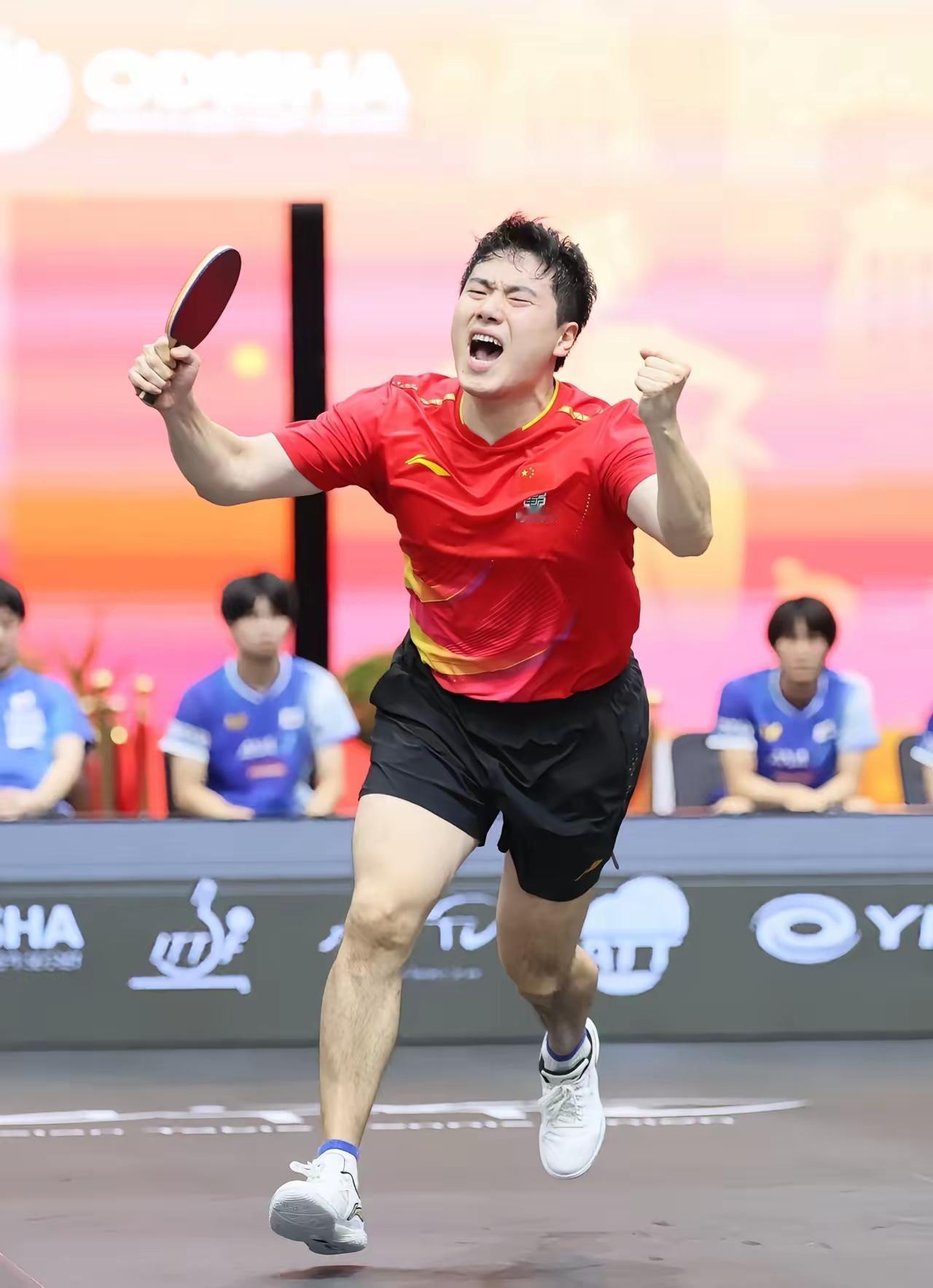 于何一没有听方博的建议，对阵梁靖崑首局就以11-6获胜，第二局11-7获胜，