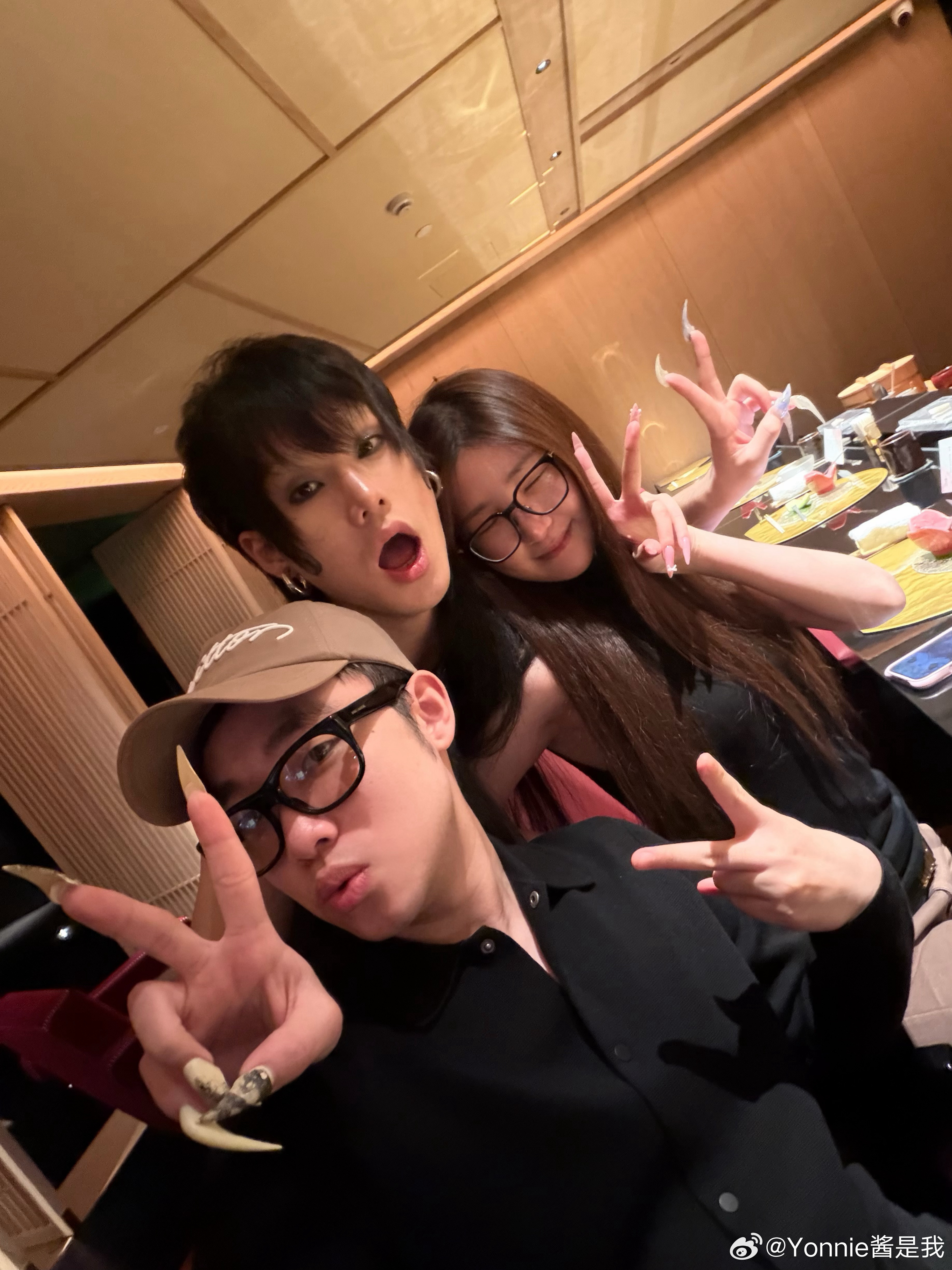 线都没拆顶着个猪头去给朋友过生日了