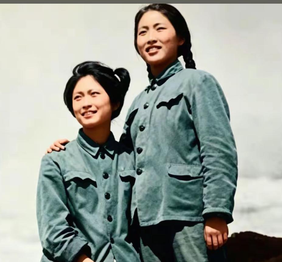 老照片(13509):上世纪70年代，敬一丹与姐姐在北大荒的一张合影，当