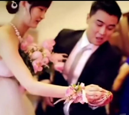 王皓和闫博雅结婚时，作为伴郎的张继科一直忙前忙后，简直比自己结婚还高兴。不过