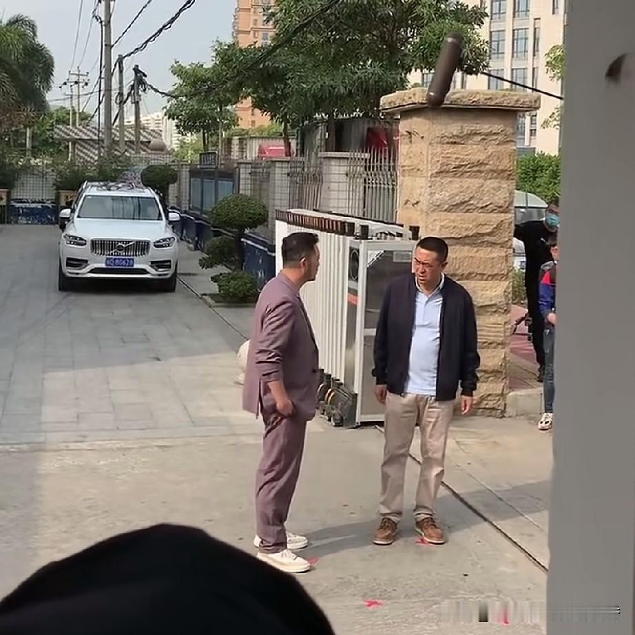 在网上看到这么一个视频，是张嘉益和沙溢在一起拍片了，也不知道这个片子的名字是啥？