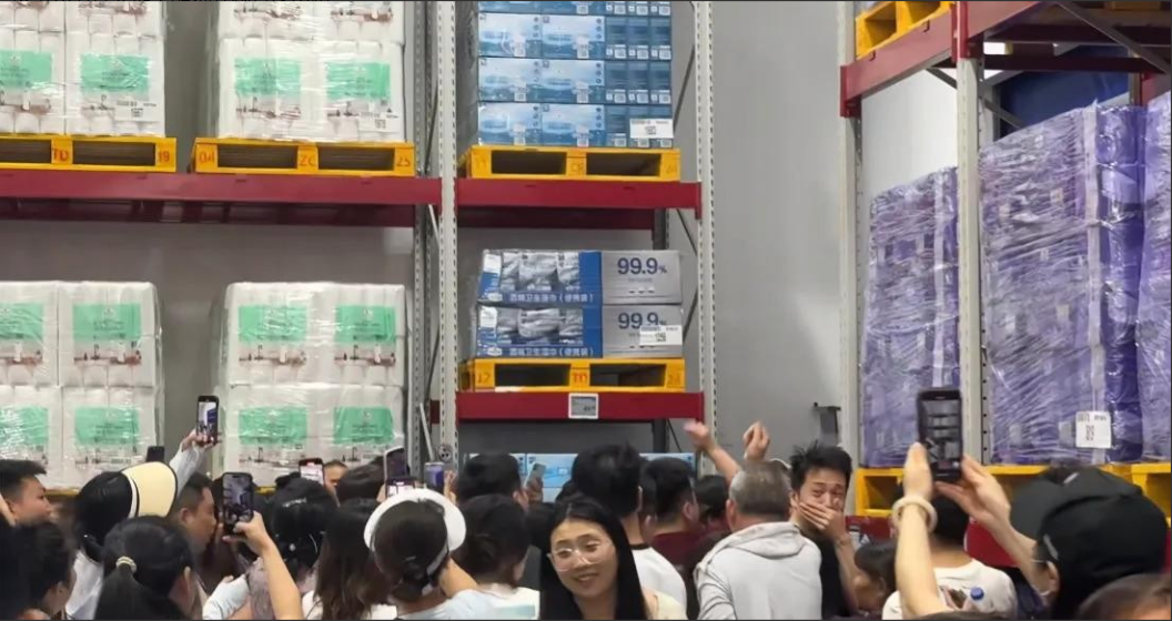山姆，退卡！武汉山姆开业，宣传榴莲99。很多人排队，结果说售空。又被人发现还有大