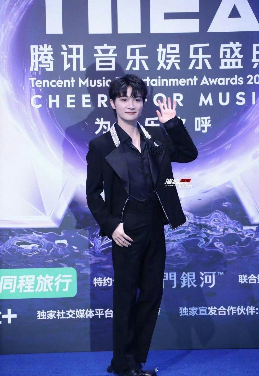 周深、刘宇、黄子弘凡三位实力歌手TMEA红毯造型🈶​​​