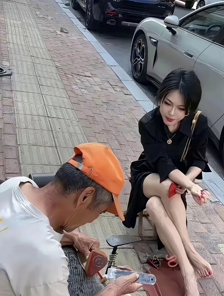 大爷：有时修鞋也是一种享受！