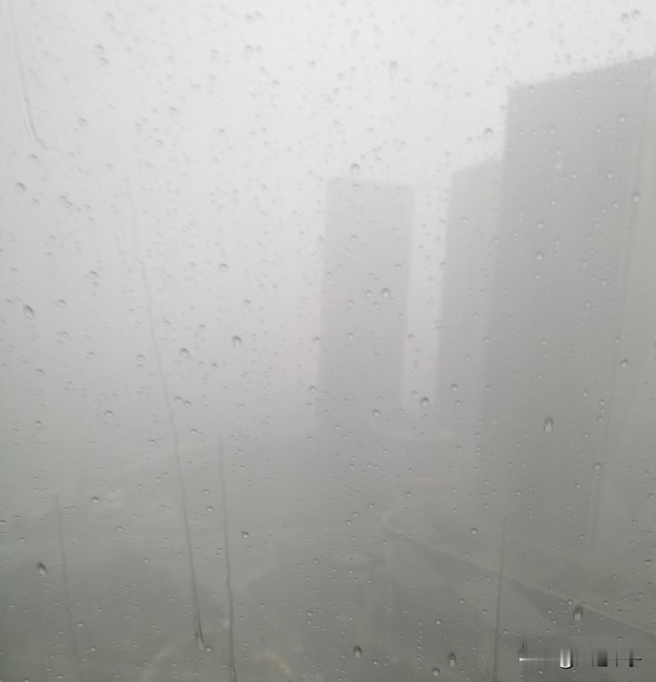 今早9:10大连又下大暴雨了，电闪雷鸣，狂风大作，屋里黑暗，窗户很难推开。大