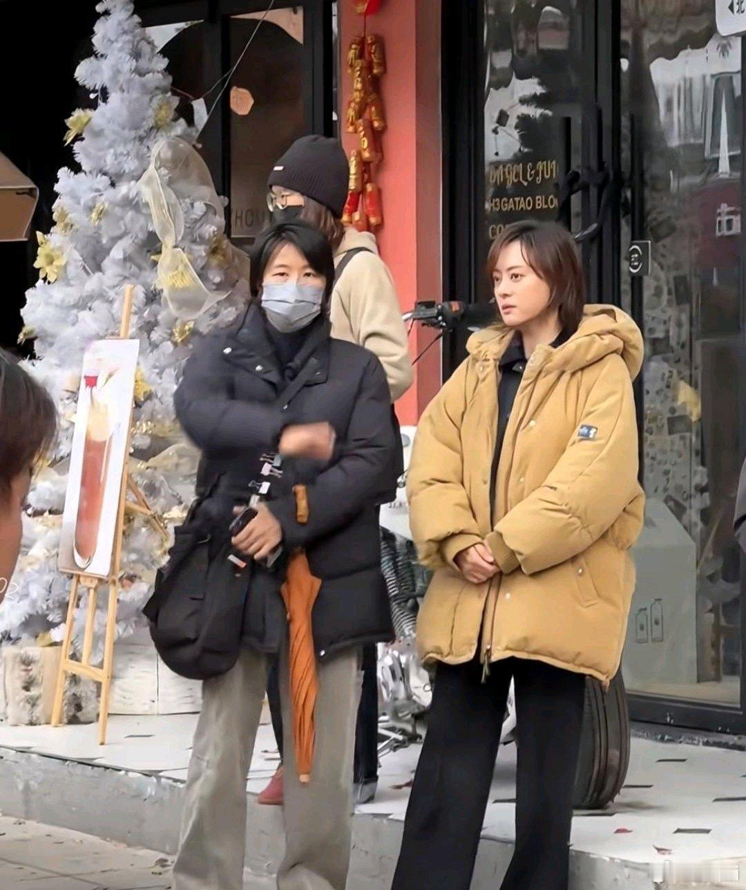 在苏州街头偶遇孙俪拍戏，她眼神超凶，不光拿眼睛瞪粉丝，表情也写满不耐烦，旁边助理还直接挥手赶人，场面