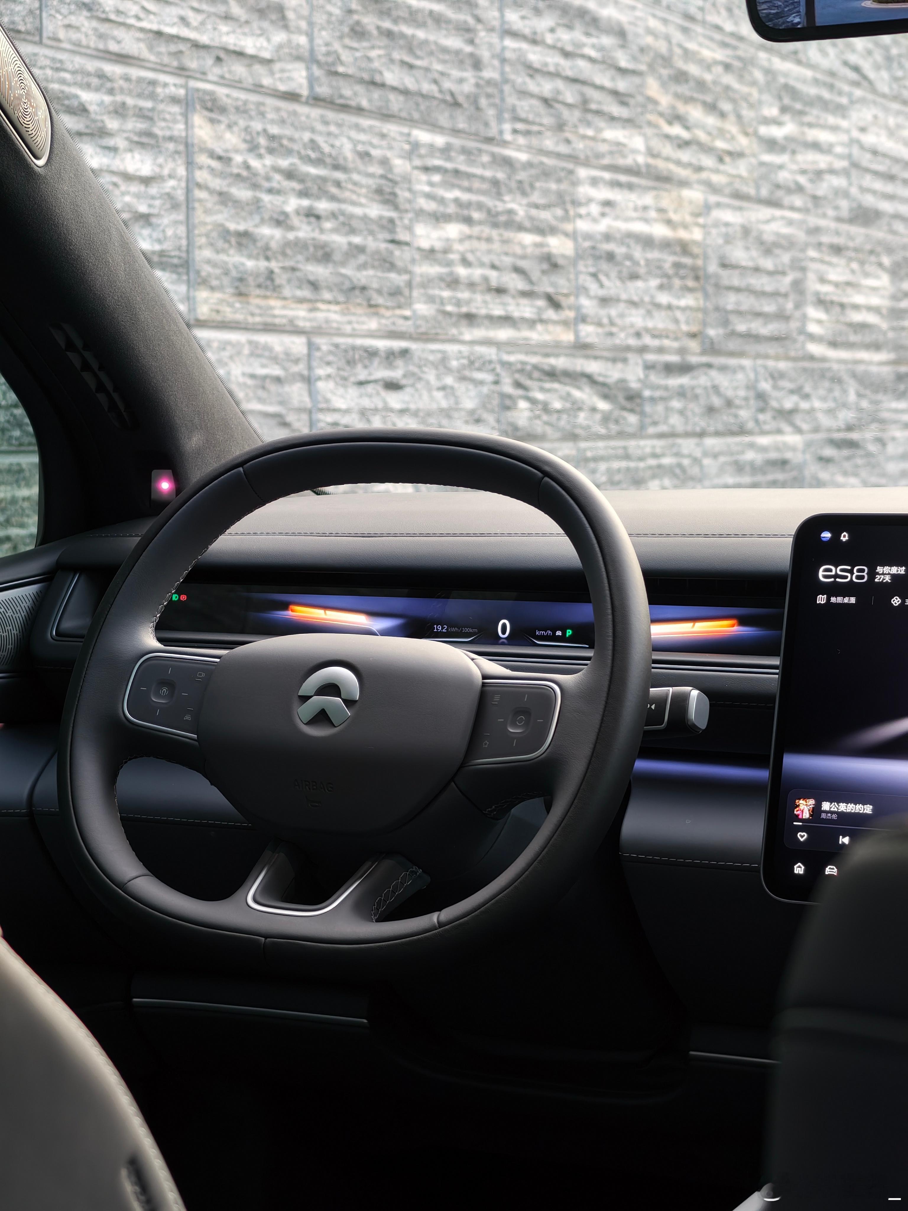 说来惭愧汉堡还是第一次参加蔚来的试驾活动不过真的长时间接触下来你是真的能感受到品