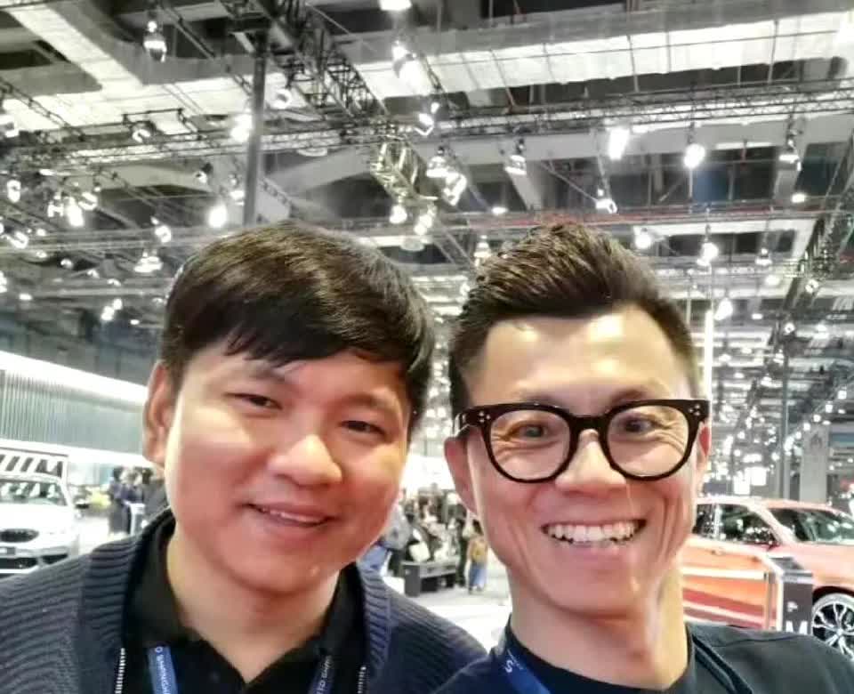 当年陈震是韩路的下属，他们都在汽车之家上班，那时候他俩亲密无间，一起逛车展，一起