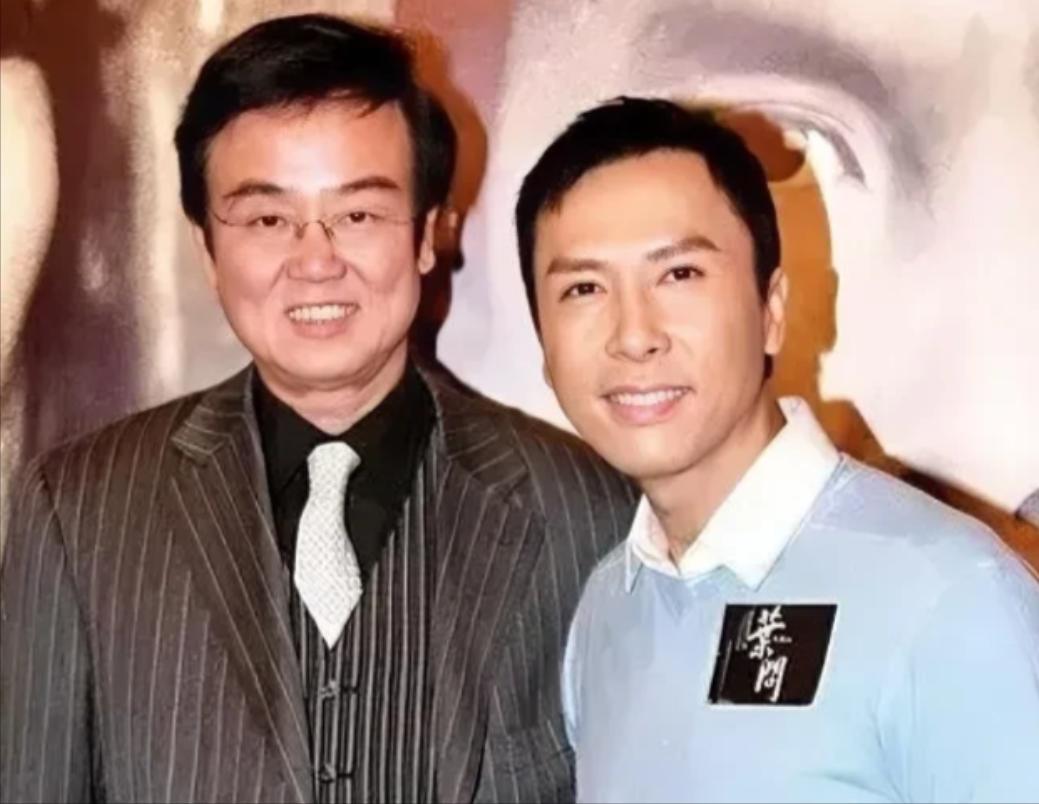 2007年，黄百鸣筹拍《叶问》时，邀请李连杰出演，没想到李连杰开价1亿，还说是友