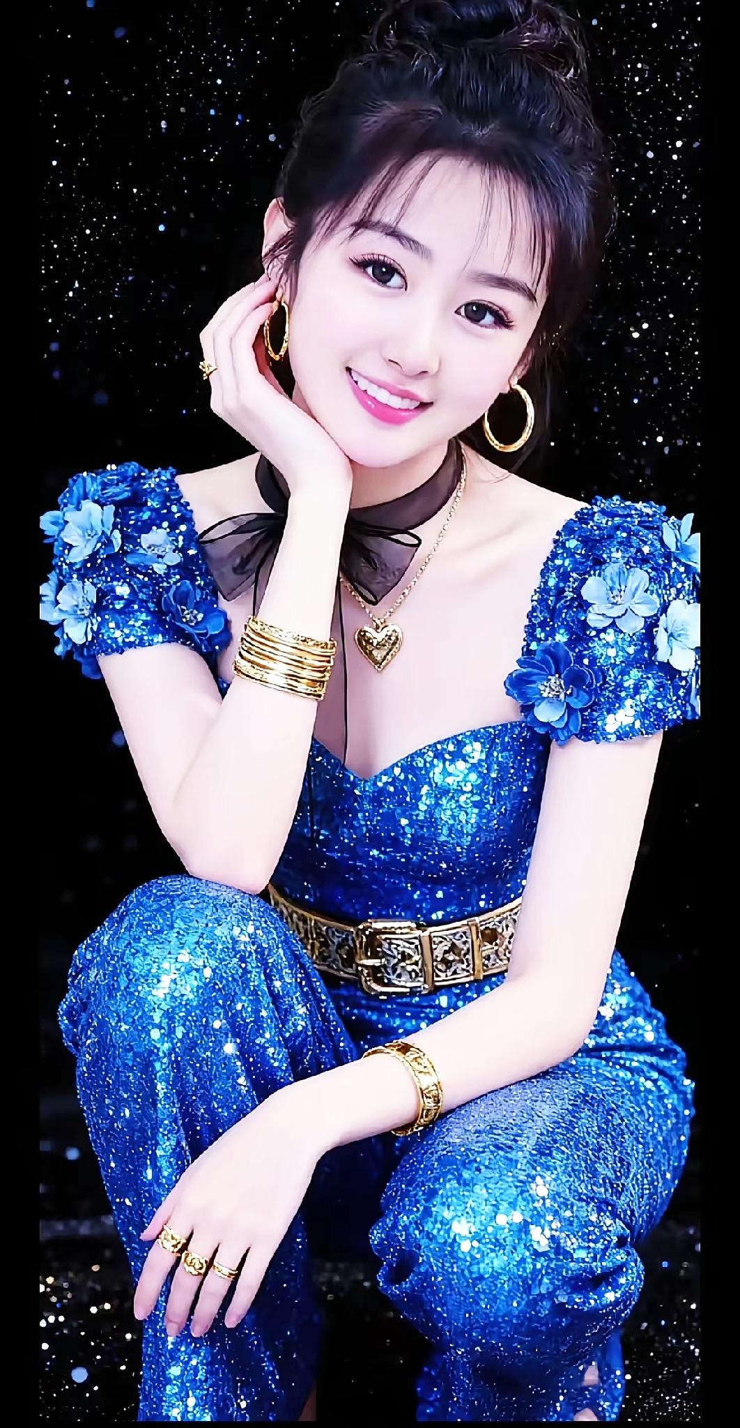 蓝衣美人倚，星辉映笑颜。