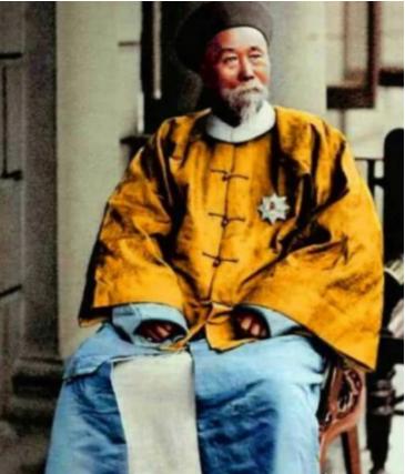 1896年，李鸿章大摇大摆地跑到美国，想要给美国人瞧一瞧他的中国风。他特意穿上了