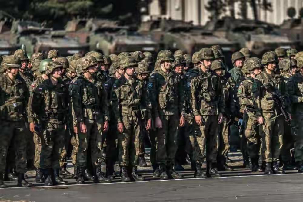 【出兵】波兰率先出兵了，浩浩荡荡坦克长蛇阵，四万大军。这是即法国宣传26国派