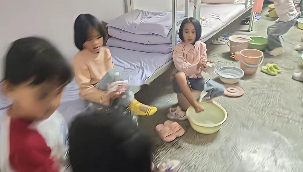 这么小的孩子就住校了，这是什么地方？看上去也就七八岁的样子，看的让人有点心酸​