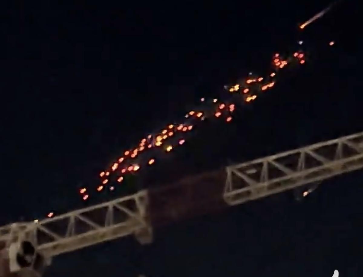 以色列终于尝到了多线作战的苦果。一边是伊朗的远程导弹和无人机，一边是黎巴嫩的火箭