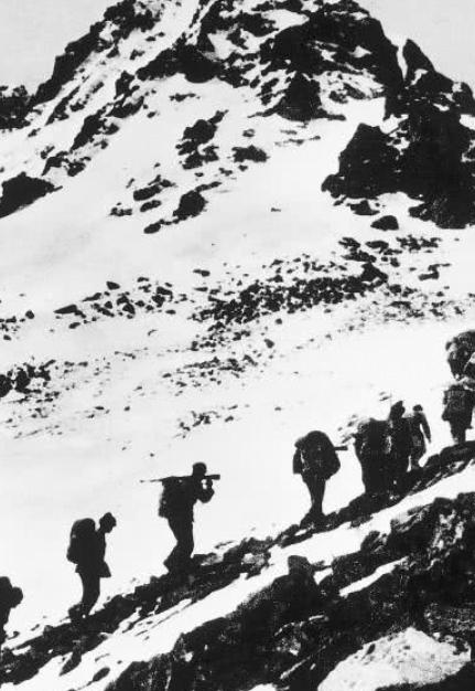 湘江战后，红军只剩三万多人，刘伯承问毛泽东：“咱们到底往哪儿走？”毛泽东沉思后