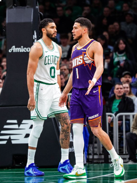 说实话对凯尔特人的比赛第一节打的最差的就是布克了本来首发都有发挥，然后开始球