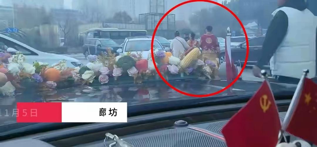 河北一对新人结婚时，婚车被拦下索要50条香烟，新郎新娘无奈之下准备打车离开，这场